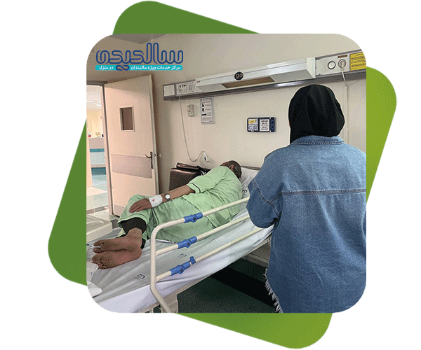 پرستار سالمند در بیمارستان توسط سالدیده